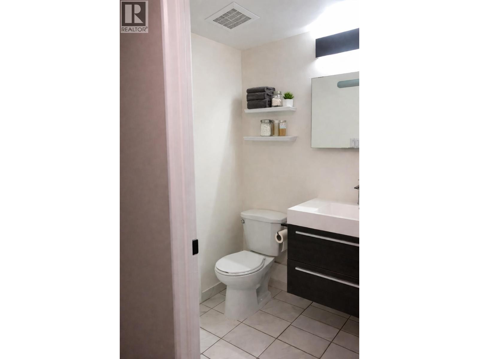 












5 38171 WESTWAY AVENUE

,
Squamish,




British Columbia
V8B0Y4

