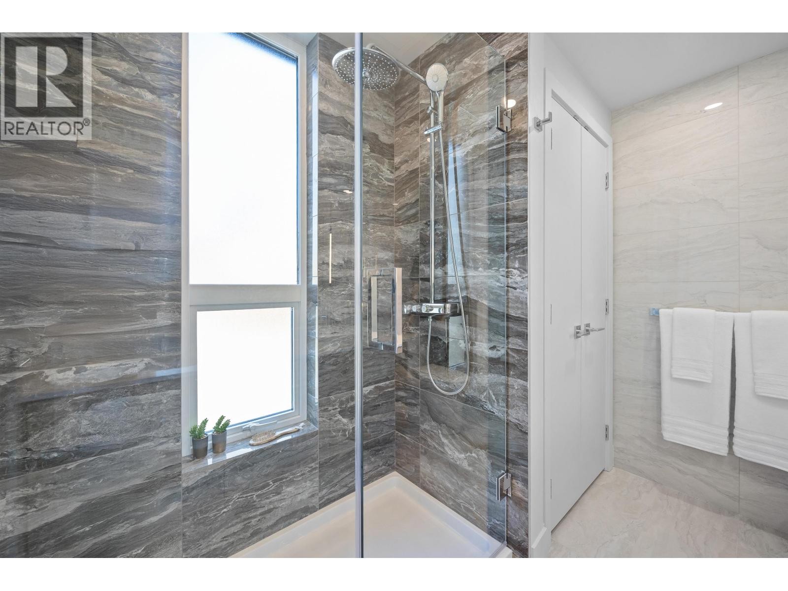 












3218 HIGHLAND BOULEVARD

,
North Vancouver,




British Columbia
V7R2V9

