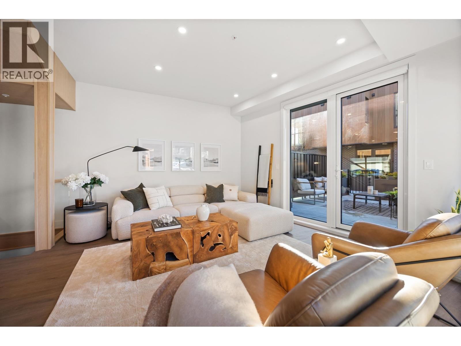 












3218 HIGHLAND BOULEVARD

,
North Vancouver,




British Columbia
V7R2V9

