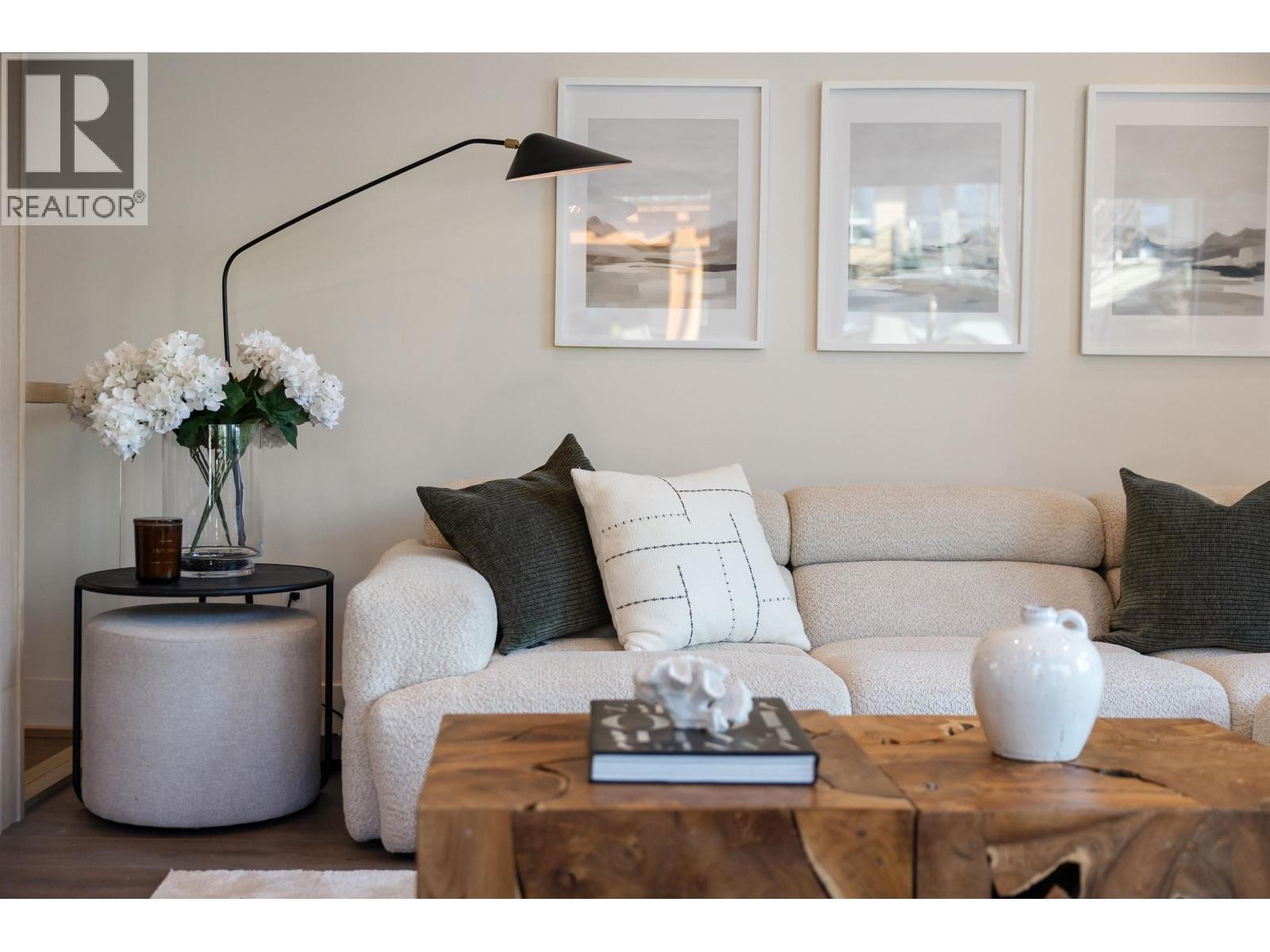 












3218 HIGHLAND BOULEVARD

,
North Vancouver,




British Columbia
V7R2V9

