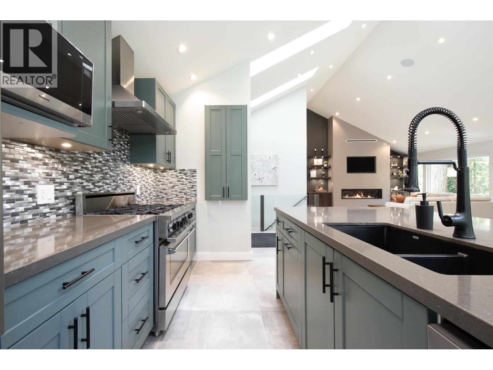 












2551 HYANNIS POINT

,
North Vancouver,




British Columbia
V7H1R9

