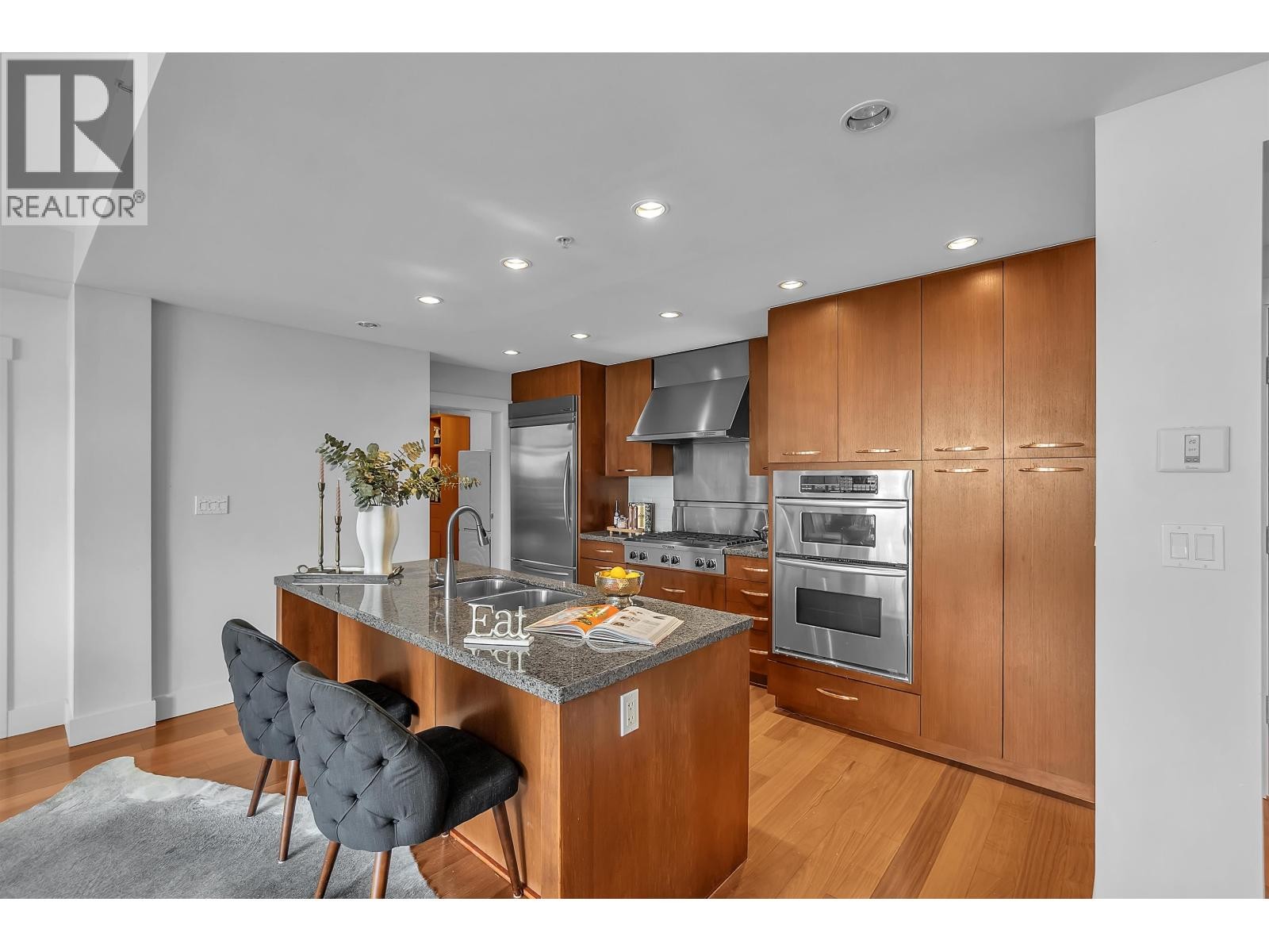 












702 3335 CYPRESS PLACE

,
West Vancouver,




British Columbia
V7S3J8


