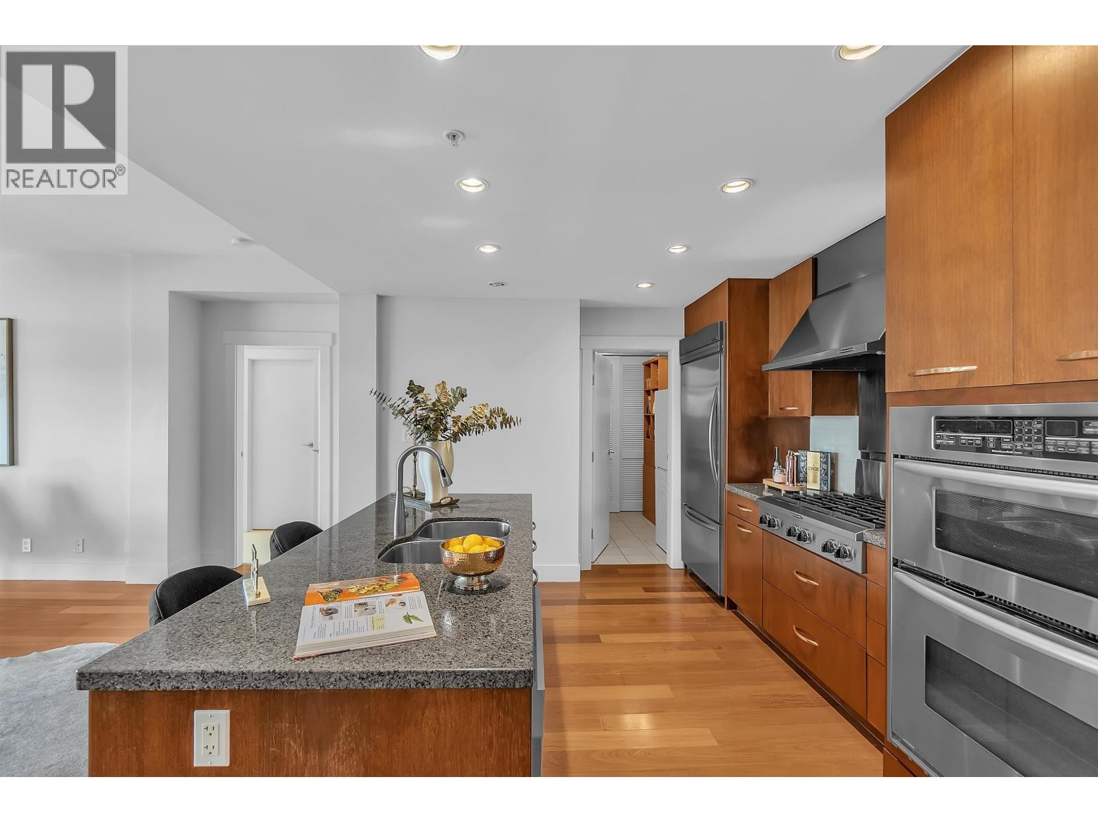 












702 3335 CYPRESS PLACE

,
West Vancouver,




British Columbia
V7S3J8

