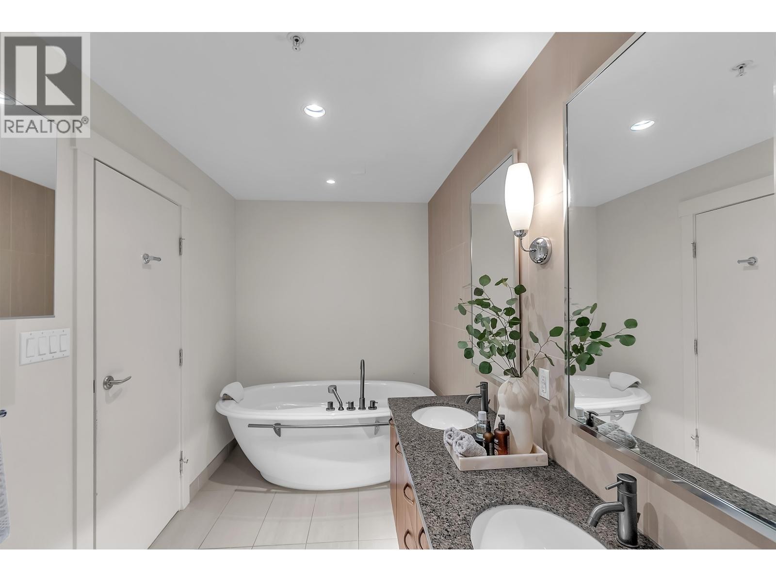 












702 3335 CYPRESS PLACE

,
West Vancouver,




British Columbia
V7S3J8


