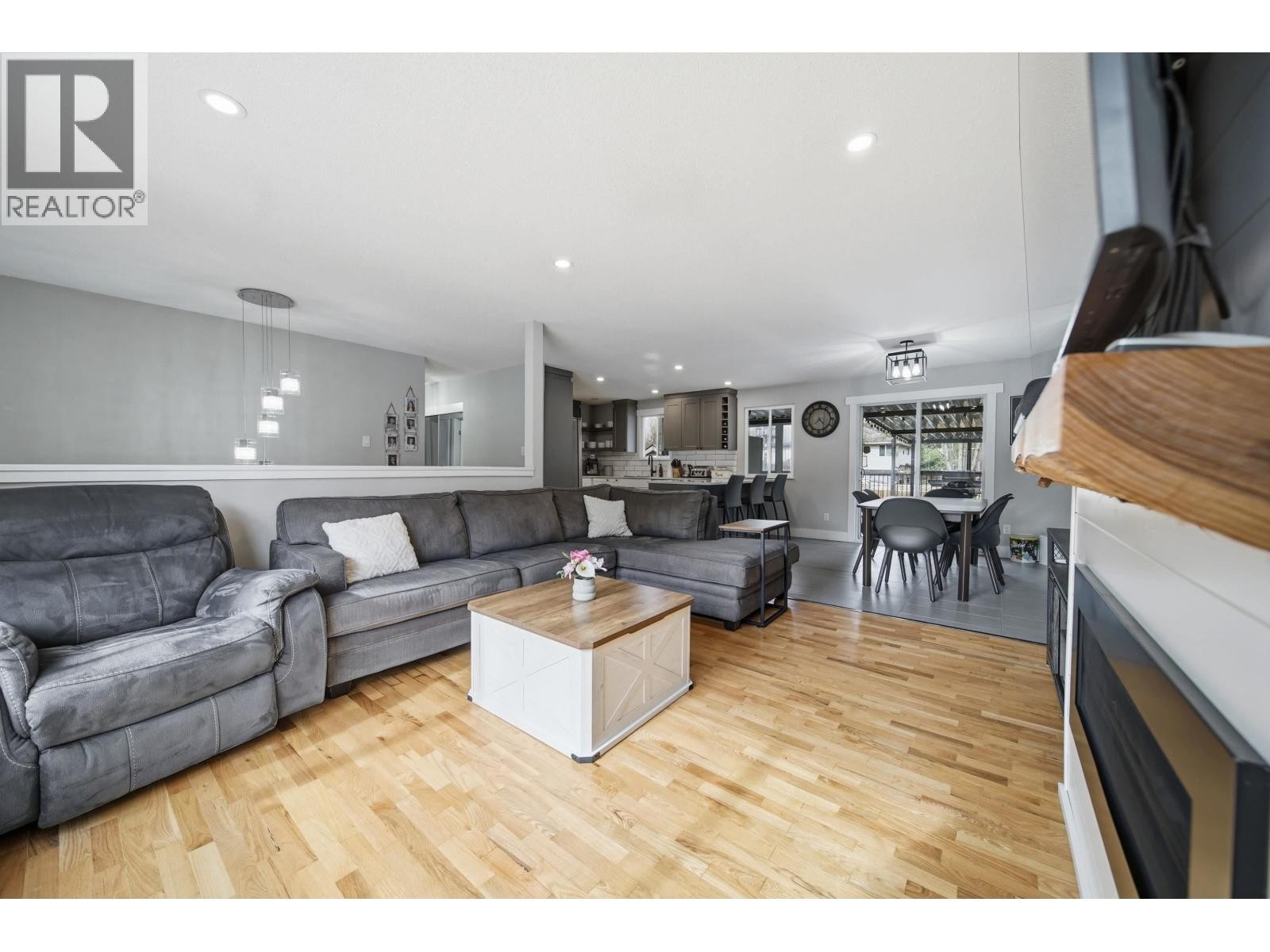 












21139 COOK AVENUE

,
Maple Ridge,




British Columbia
V2X7P7

