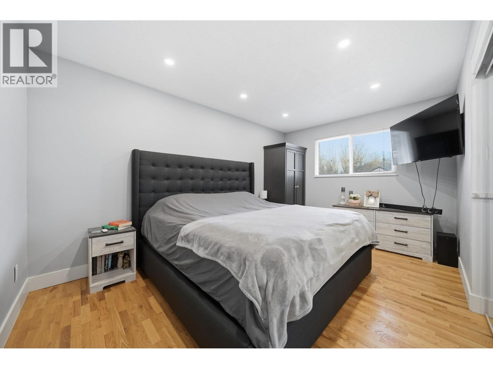 












21139 COOK AVENUE

,
Maple Ridge,




British Columbia
V2X7P7

