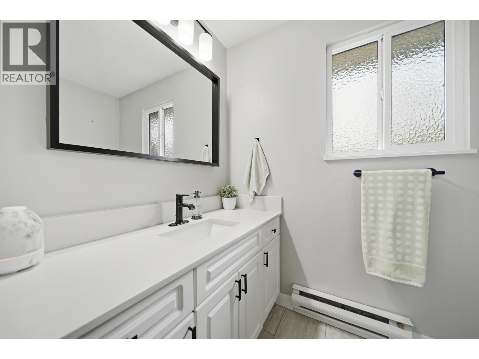 












21139 COOK AVENUE

,
Maple Ridge,




British Columbia
V2X7P7

