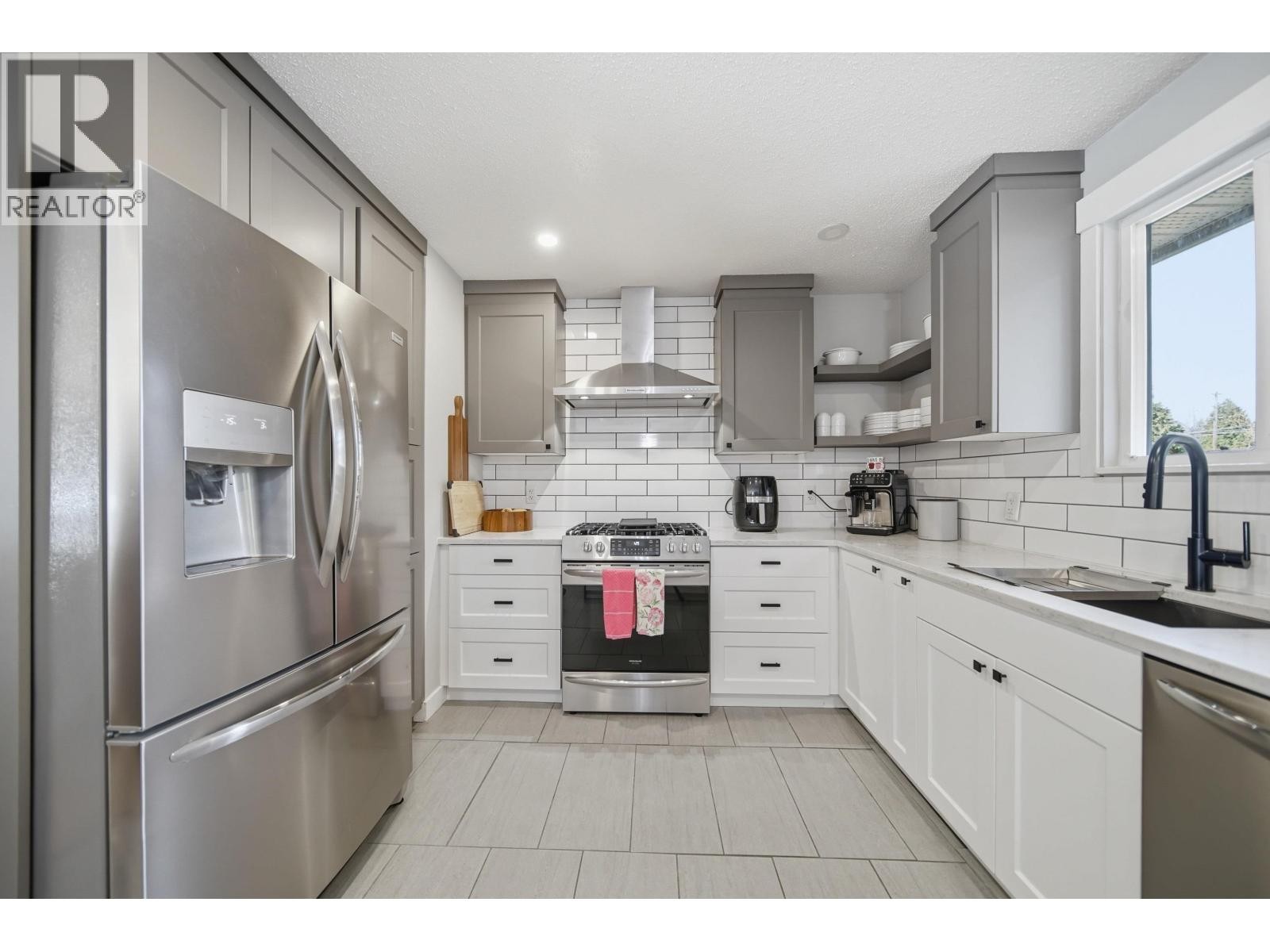 












21139 COOK AVENUE

,
Maple Ridge,




British Columbia
V2X7P7

