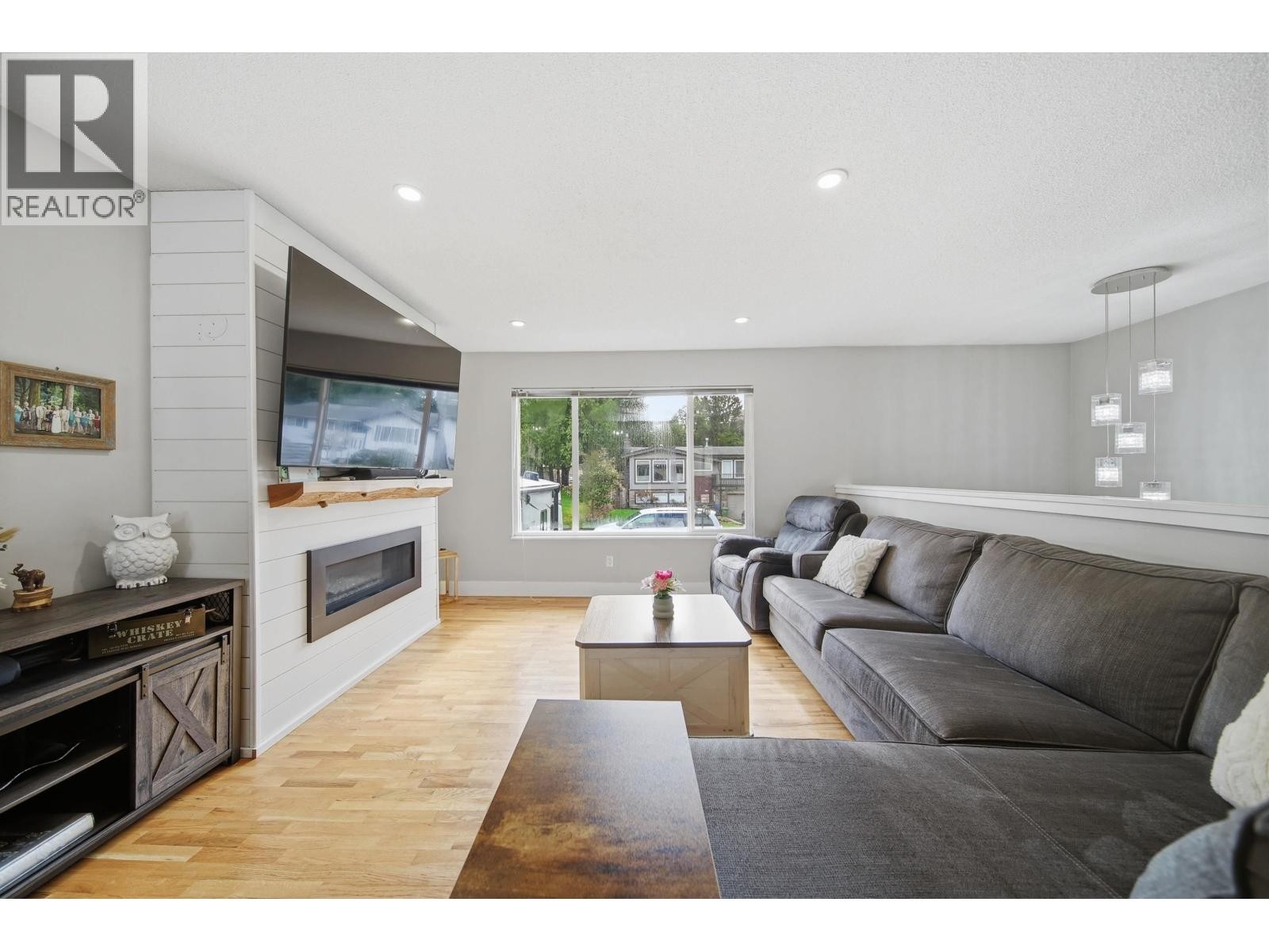 












21139 COOK AVENUE

,
Maple Ridge,




British Columbia
V2X7P7

