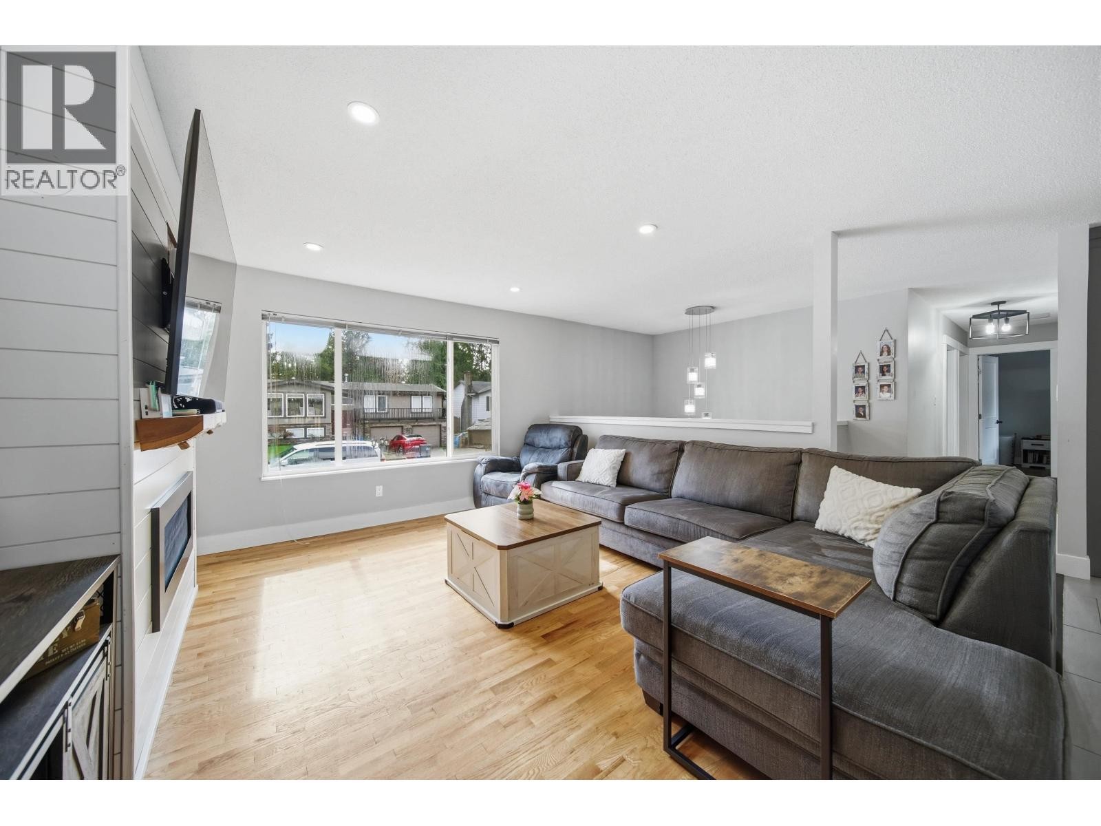 












21139 COOK AVENUE

,
Maple Ridge,




British Columbia
V2X7P7

