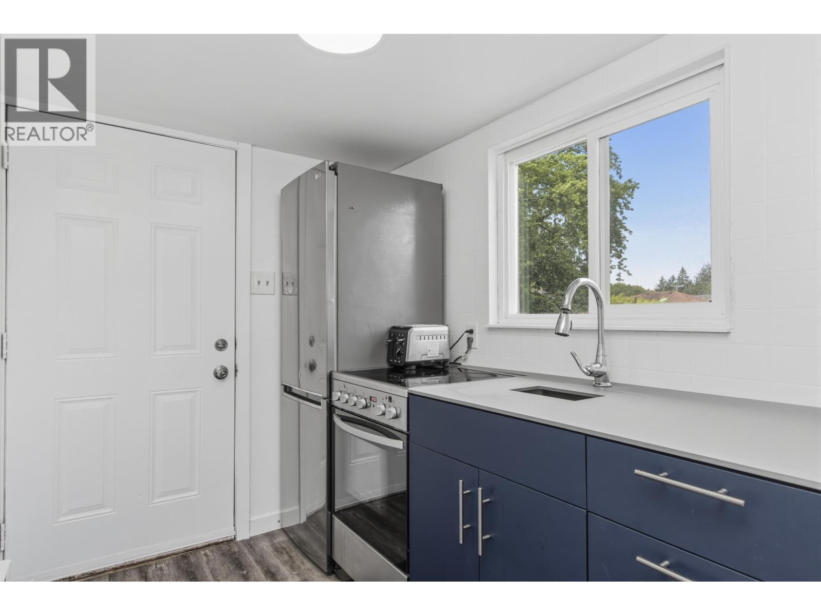 












37937 FOURTH AVENUE

,
Squamish,




British Columbia
V8B0P7

