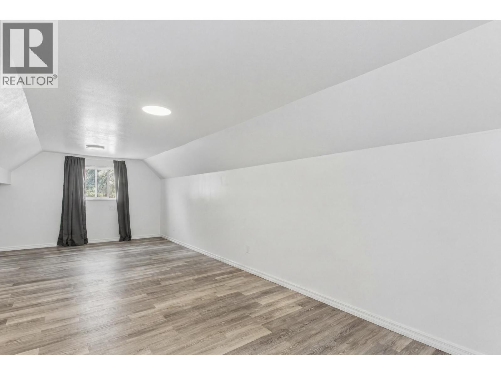 












37937 FOURTH AVENUE

,
Squamish,




British Columbia
V8B0P7


