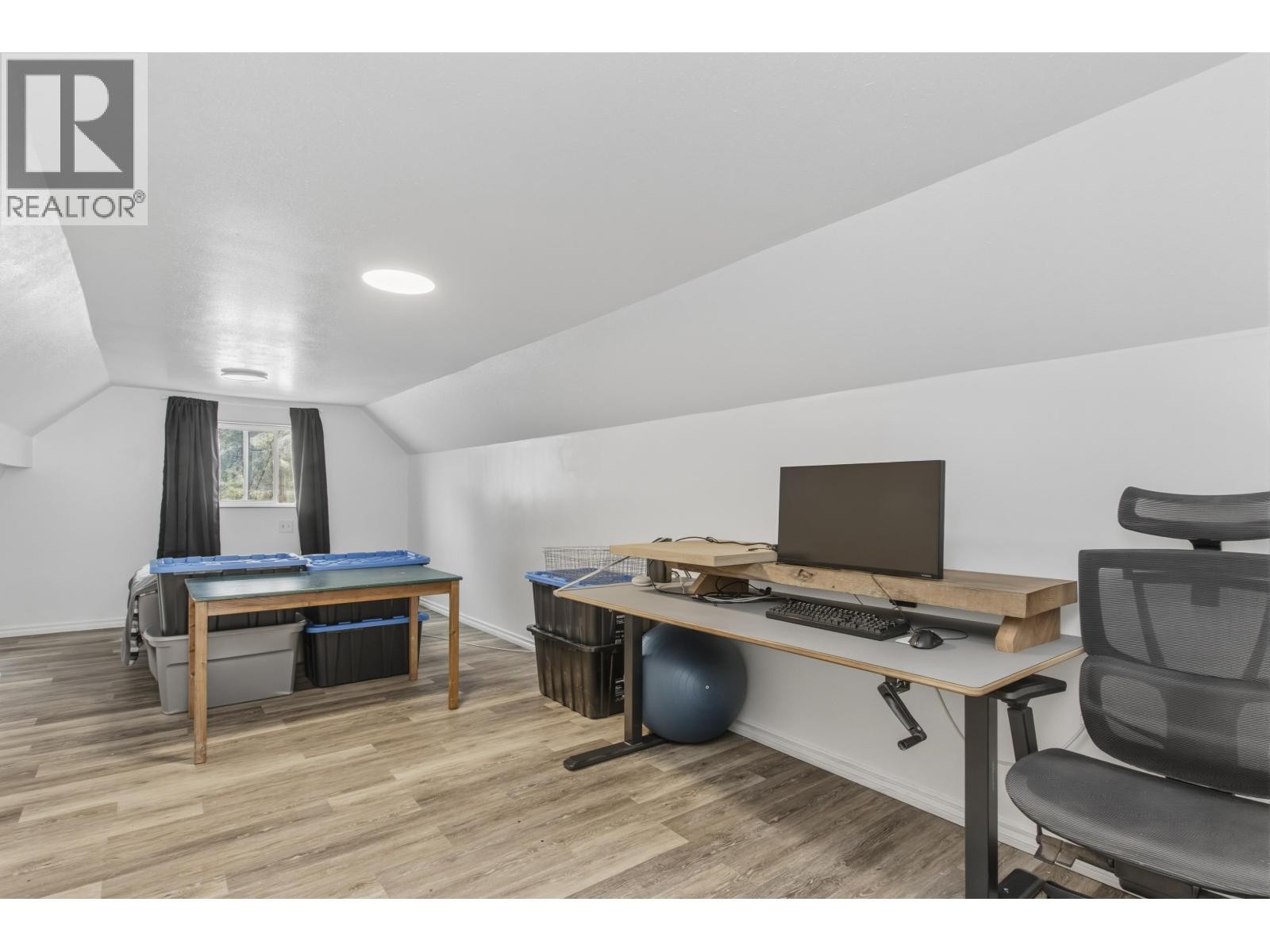 












37937 FOURTH AVENUE

,
Squamish,




British Columbia
V8B0P7


