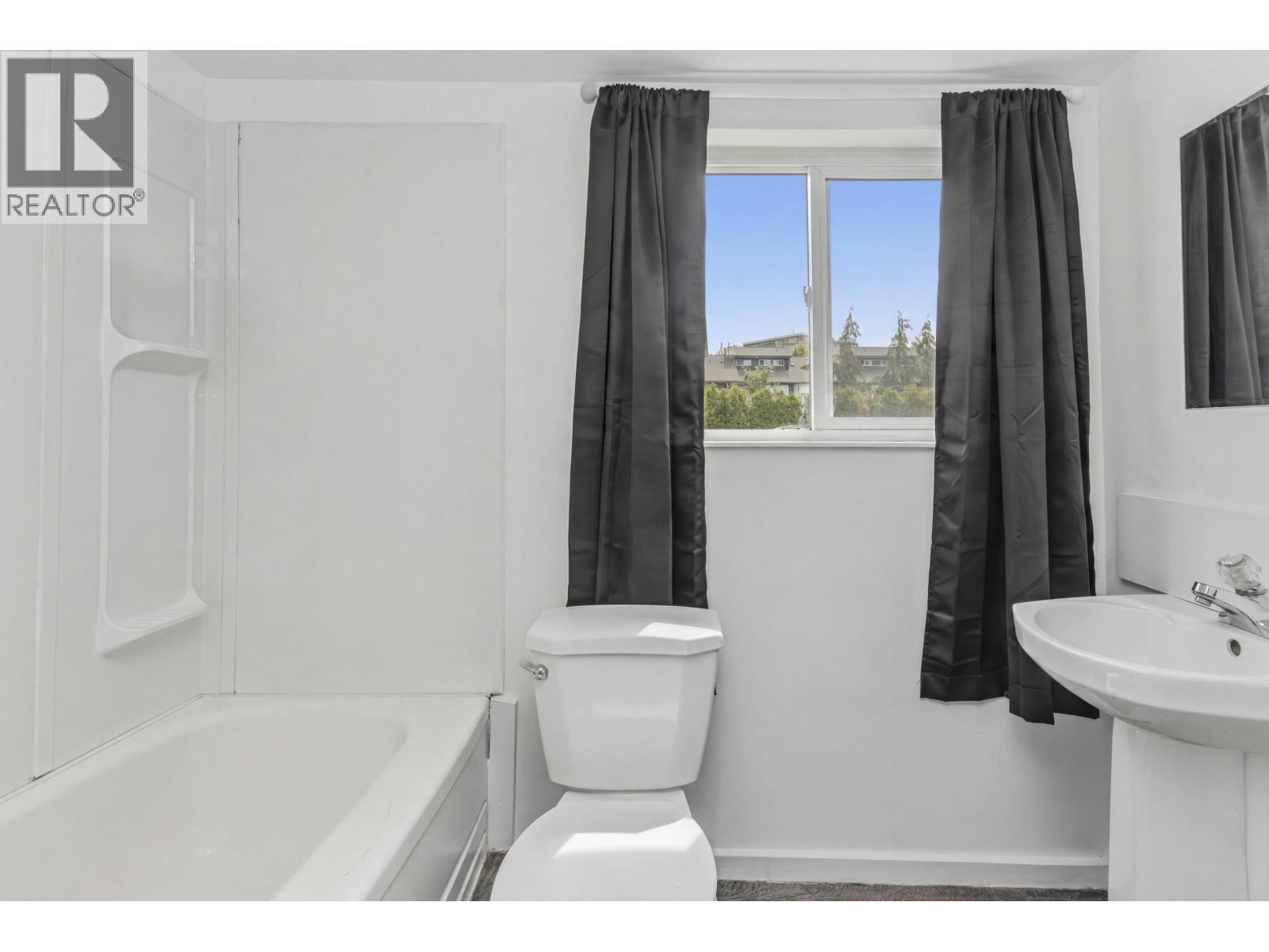 












37937 FOURTH AVENUE

,
Squamish,




British Columbia
V8B0P7

