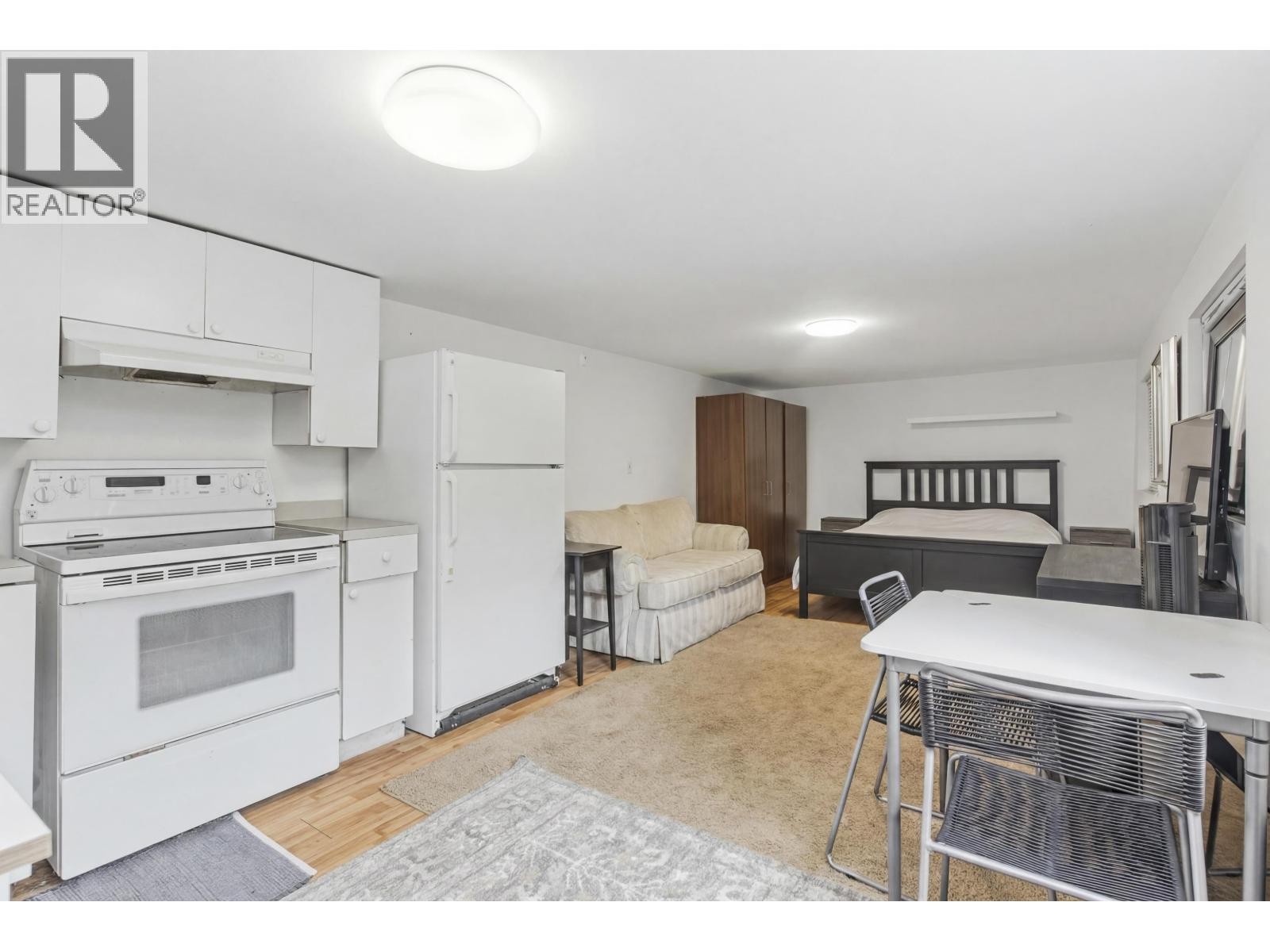 












37937 FOURTH AVENUE

,
Squamish,




British Columbia
V8B0P7

