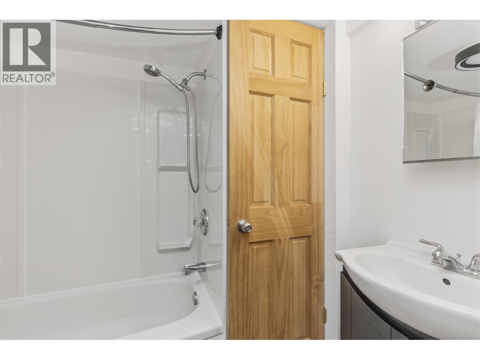 












37937 FOURTH AVENUE

,
Squamish,




British Columbia
V8B0P7

