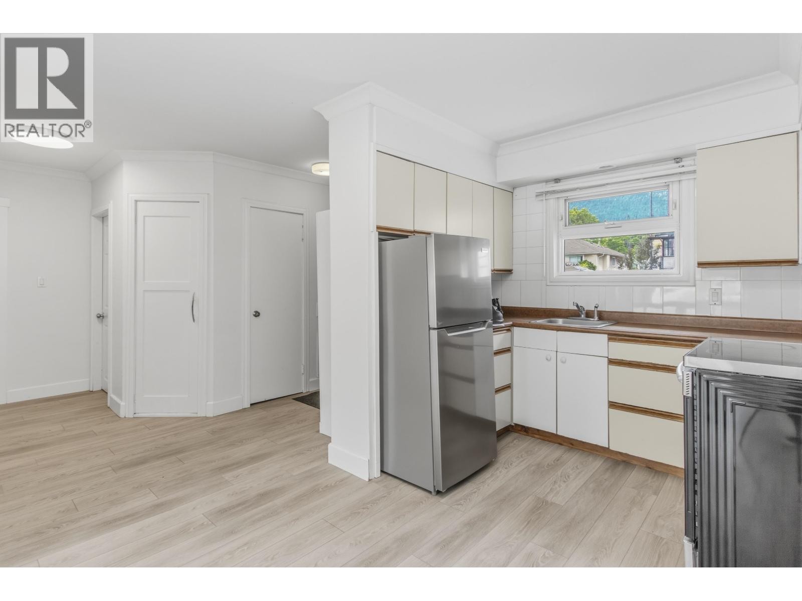 












37937 FOURTH AVENUE

,
Squamish,




British Columbia
V8B0P7

