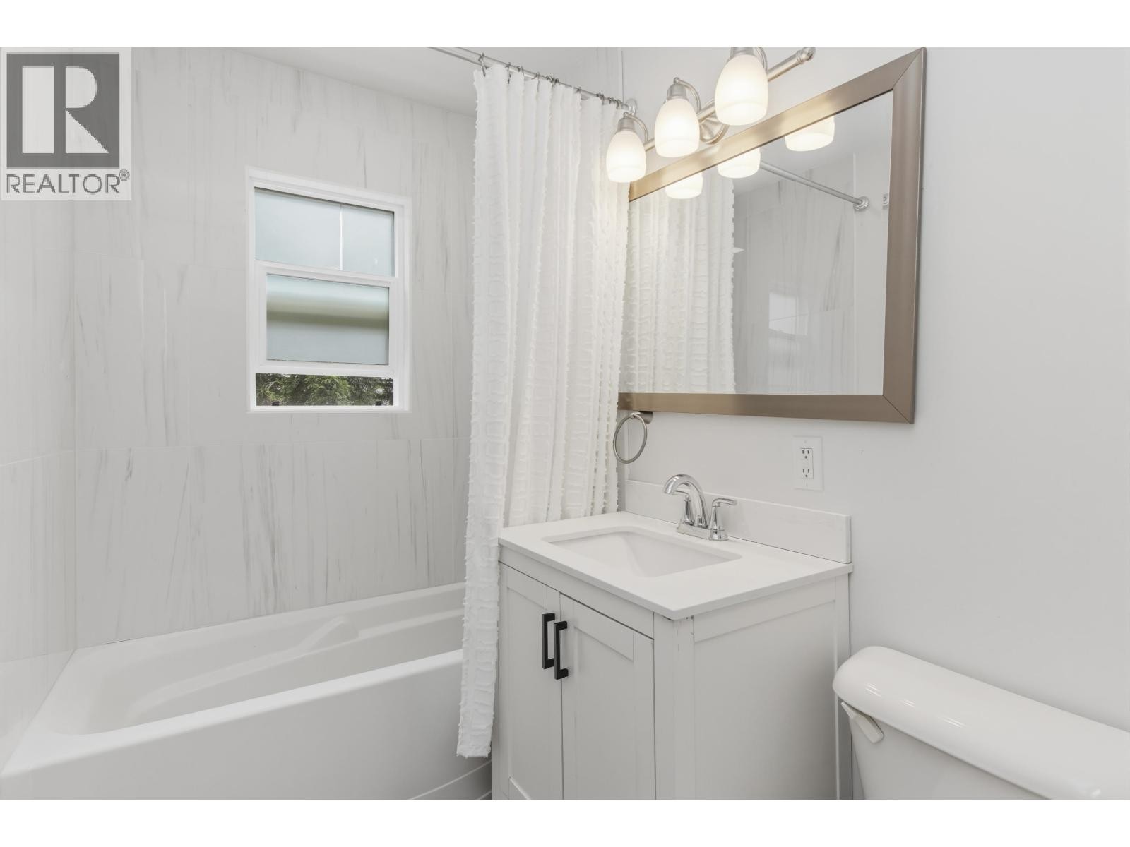 












37937 FOURTH AVENUE

,
Squamish,




British Columbia
V8B0P7


