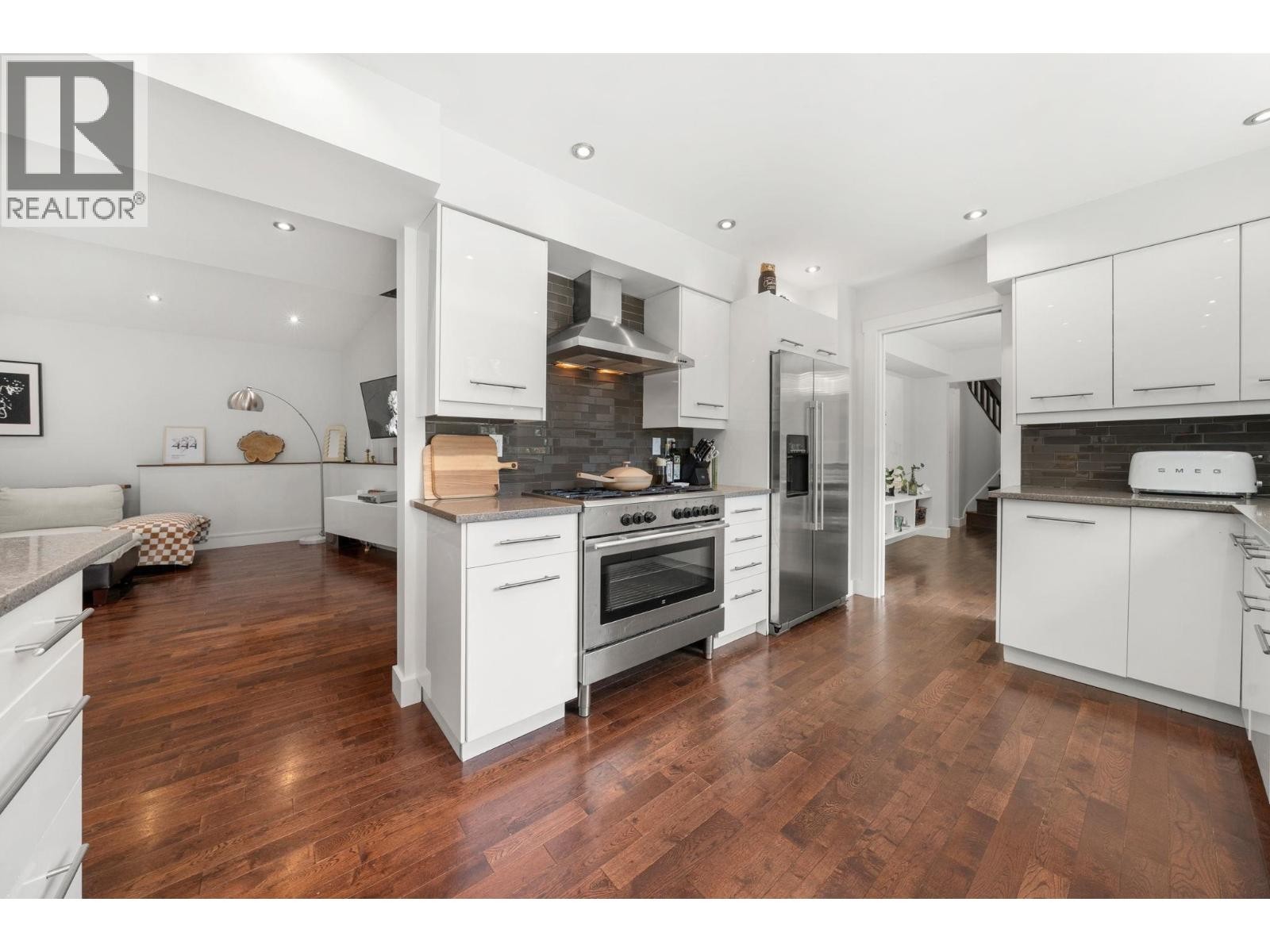 












2086 RIVERGROVE PLACE

,
North Vancouver,




British Columbia
V7H2L4

