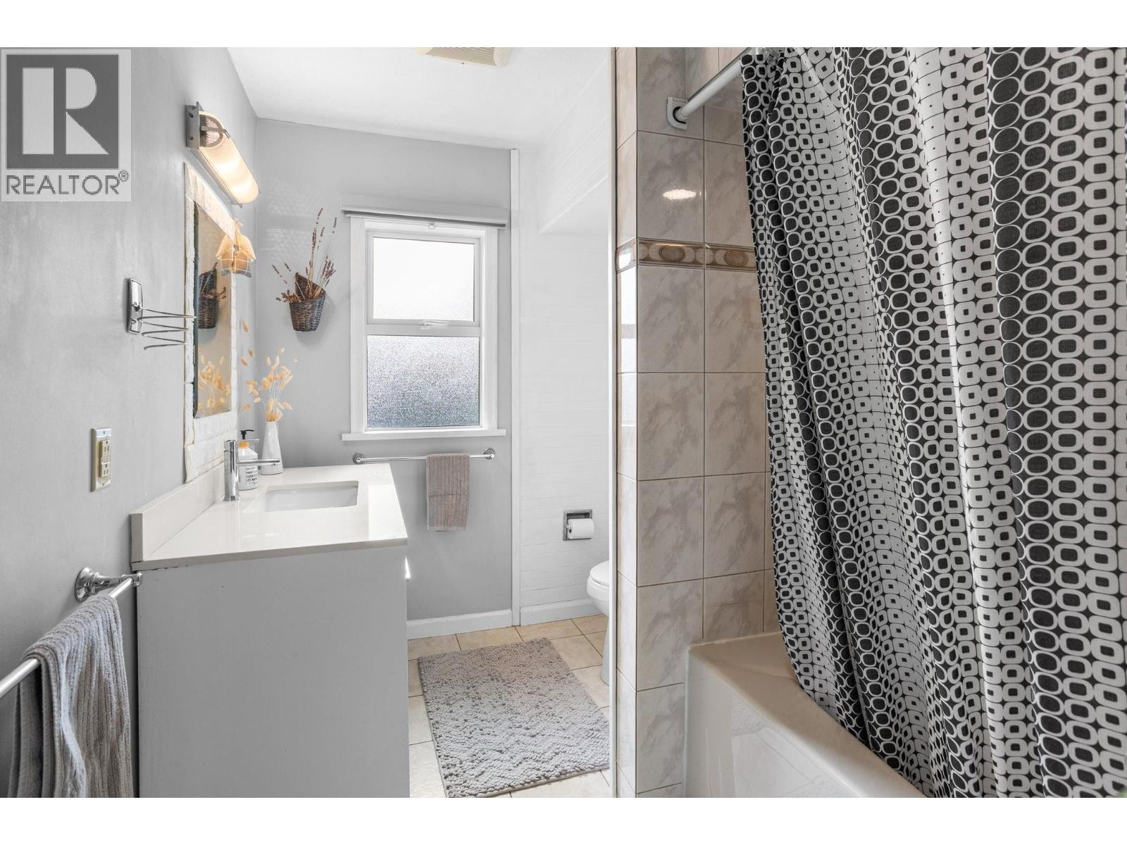 












3020 THORNCLIFFE DRIVE

,
North Vancouver,




British Columbia
V7R2T1

