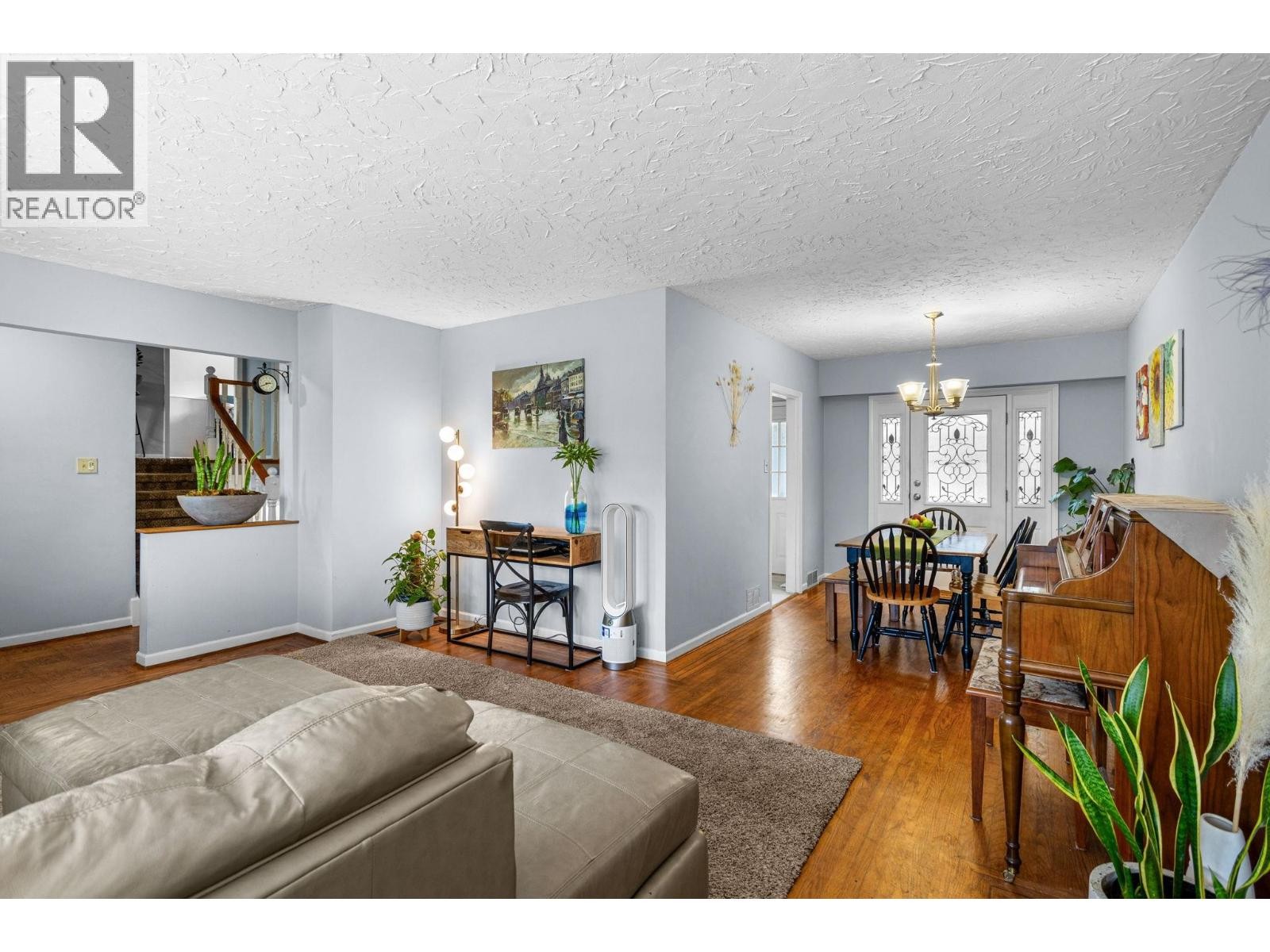












3020 THORNCLIFFE DRIVE

,
North Vancouver,




British Columbia
V7R2T1

