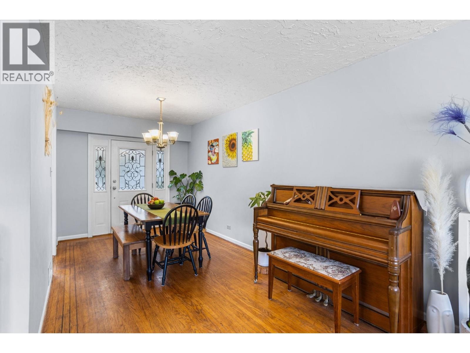 












3020 THORNCLIFFE DRIVE

,
North Vancouver,




British Columbia
V7R2T1

