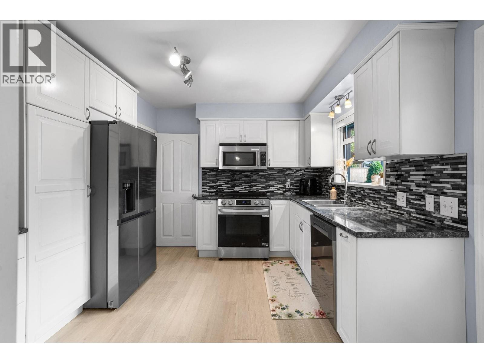 












3020 THORNCLIFFE DRIVE

,
North Vancouver,




British Columbia
V7R2T1

