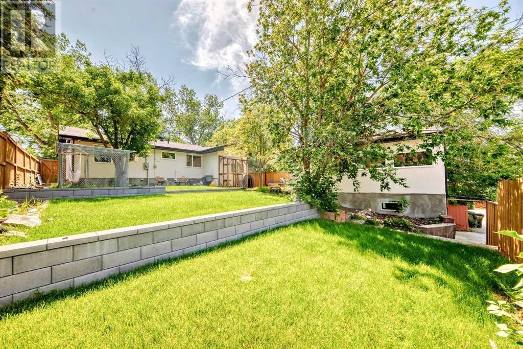 












4719 Charleswood Drive NW

,
Calgary,




Alberta
T2L2E6

