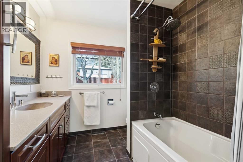 












35 45 Street SW

,
Calgary,




Alberta
T3C2B2

