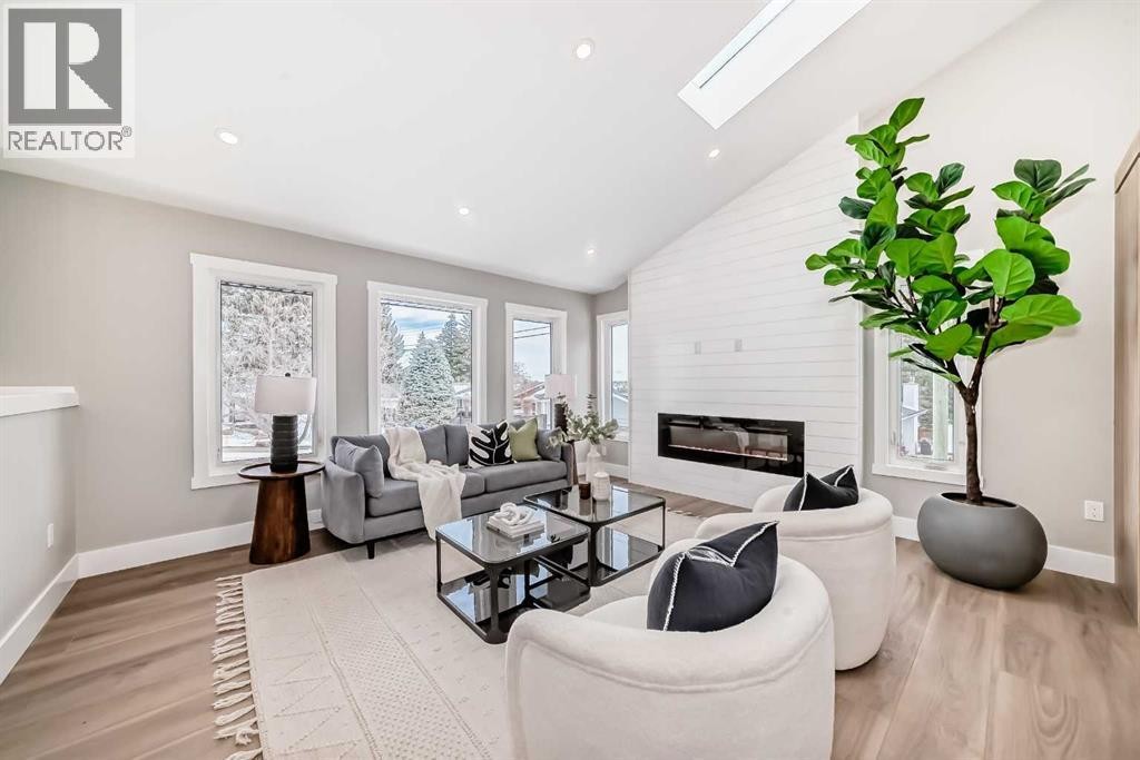 












7 Lake Sundance Place SE

,
Calgary,




Alberta
T2J2S9

