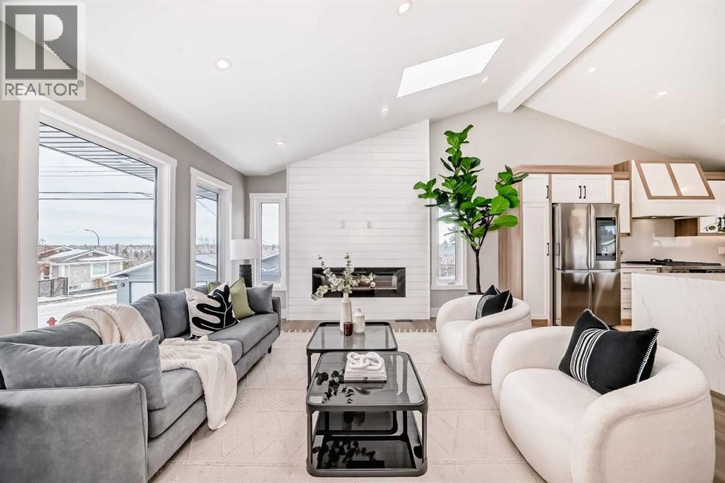 












7 Lake Sundance Place SE

,
Calgary,




Alberta
T2J2S9

