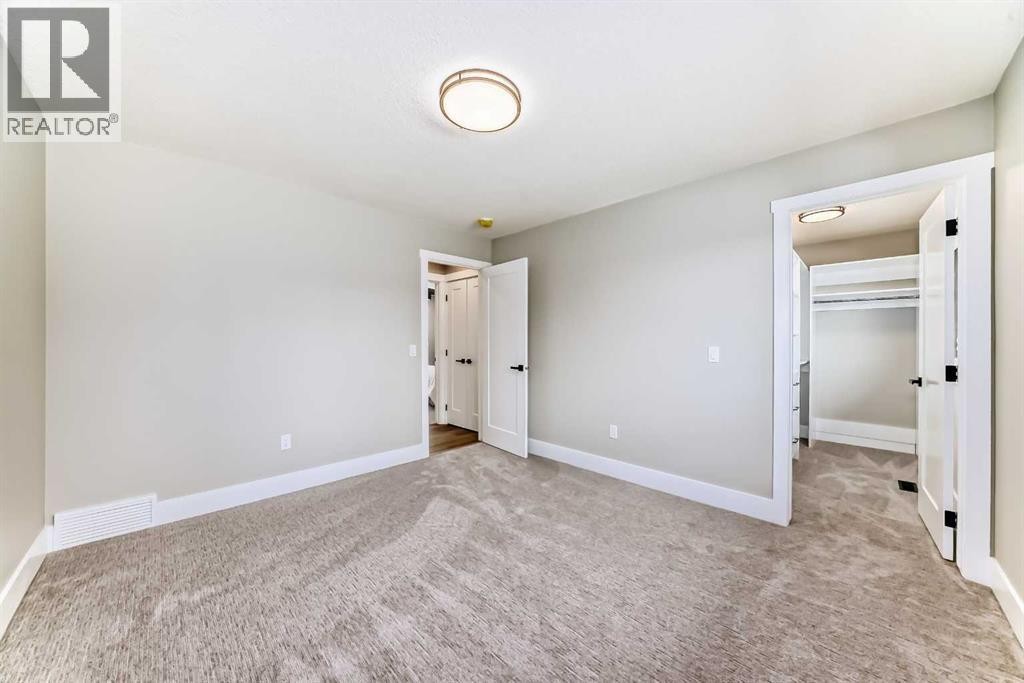 












7 Lake Sundance Place SE

,
Calgary,




Alberta
T2J2S9

