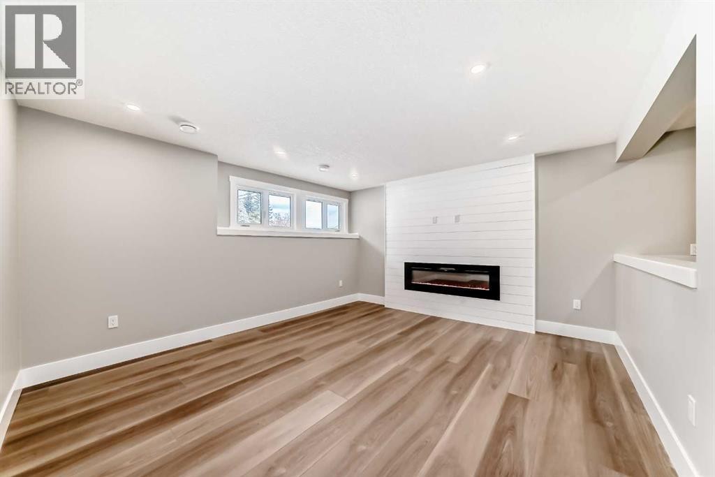 












7 Lake Sundance Place SE

,
Calgary,




Alberta
T2J2S9

