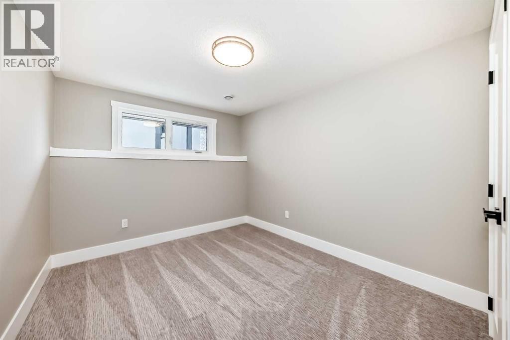 












7 Lake Sundance Place SE

,
Calgary,




Alberta
T2J2S9

