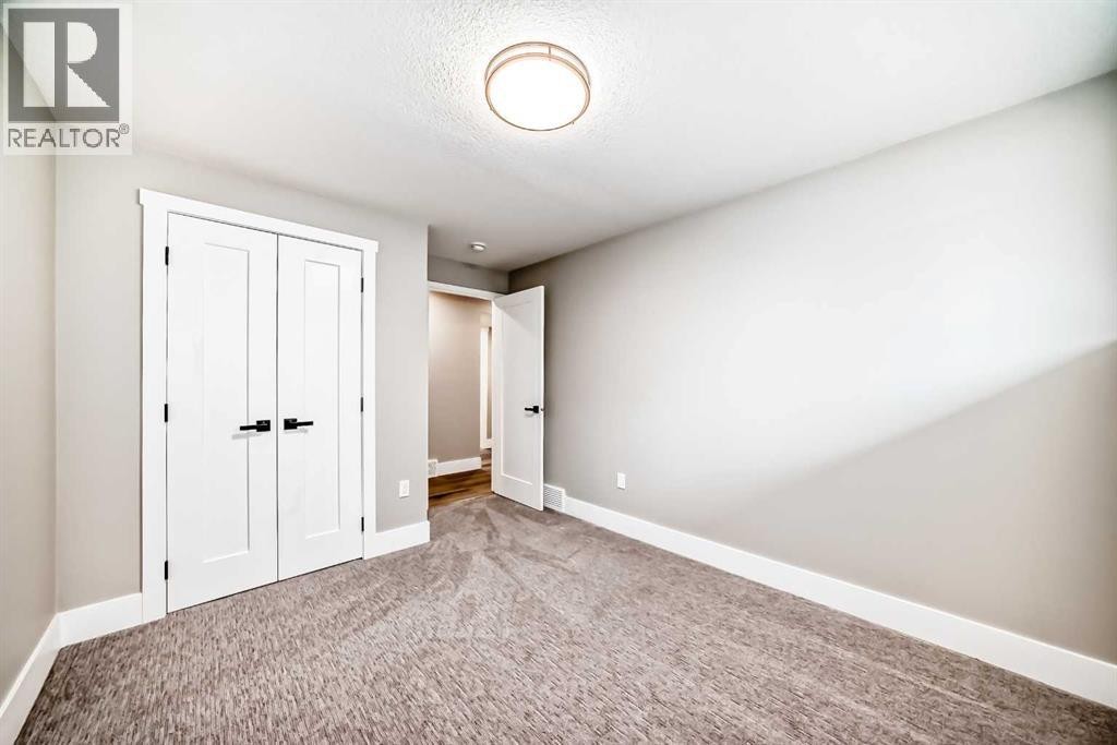 












7 Lake Sundance Place SE

,
Calgary,




Alberta
T2J2S9

