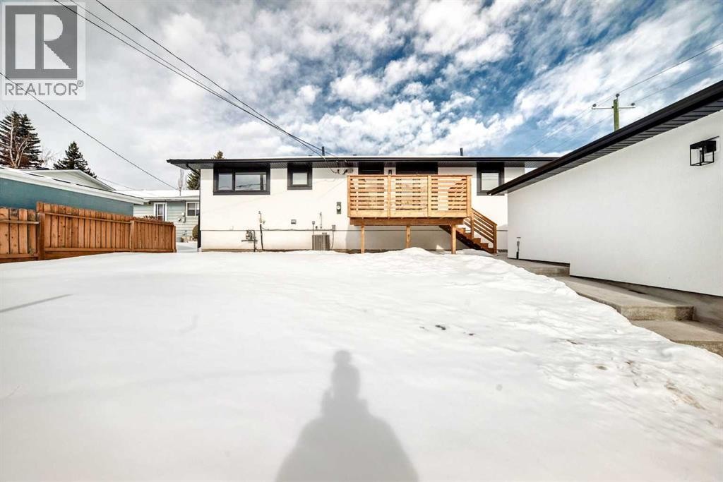 












7 Lake Sundance Place SE

,
Calgary,




Alberta
T2J2S9

