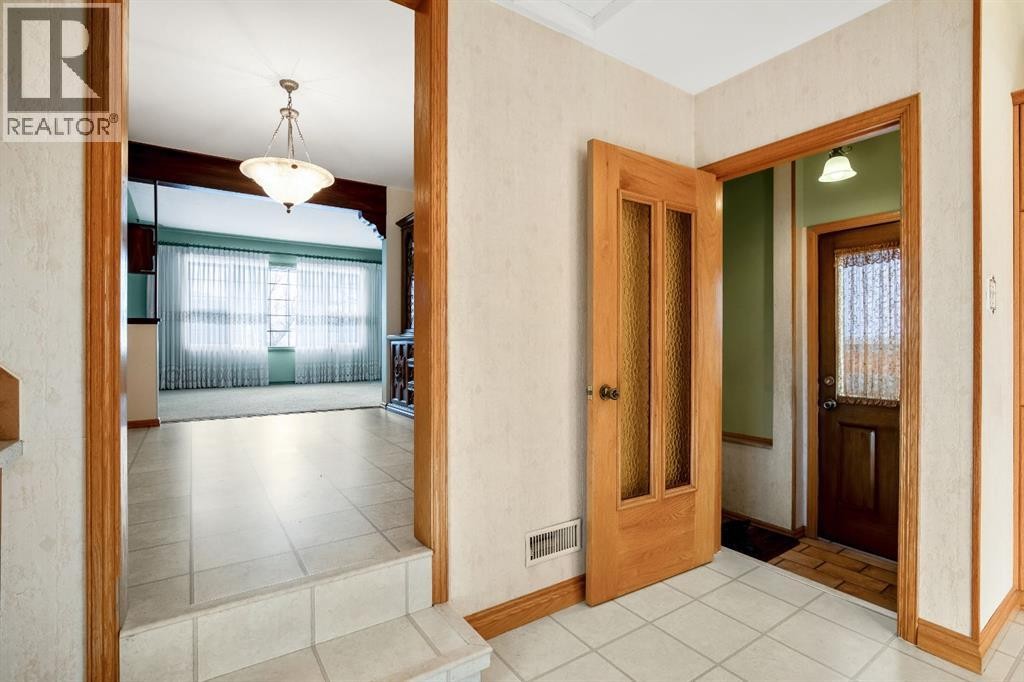 












47 Montrose Crescent NE

,
Calgary,




Alberta
T3E5P3

