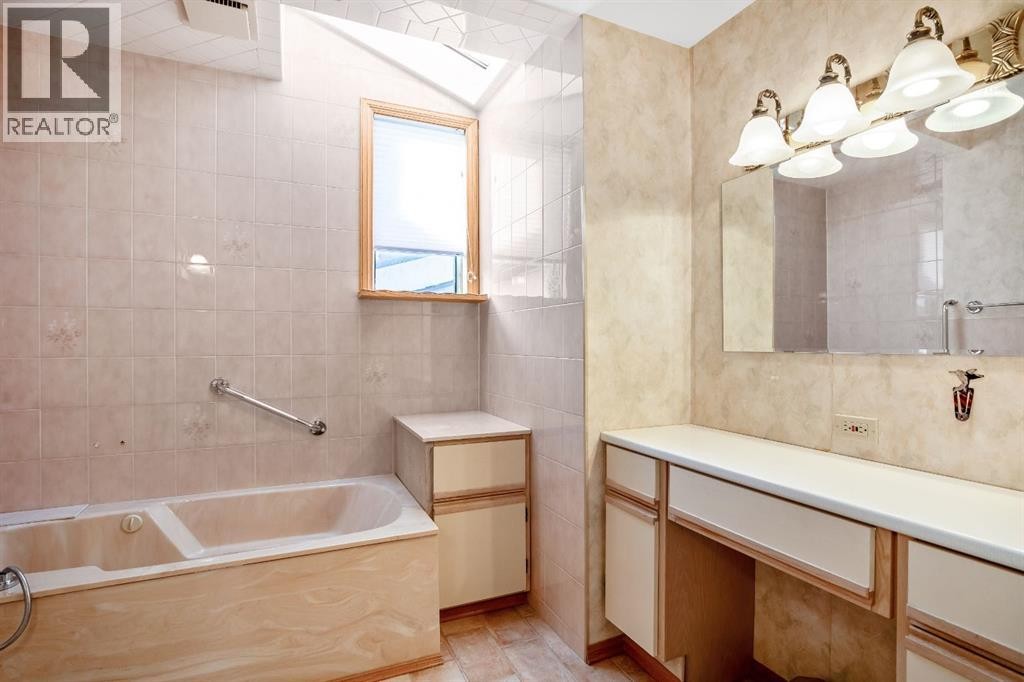 












47 Montrose Crescent NE

,
Calgary,




Alberta
T3E5P3

