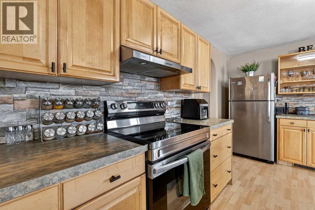 












119 3 Avenue W

,
Hussar,




Alberta
T0J1S0

