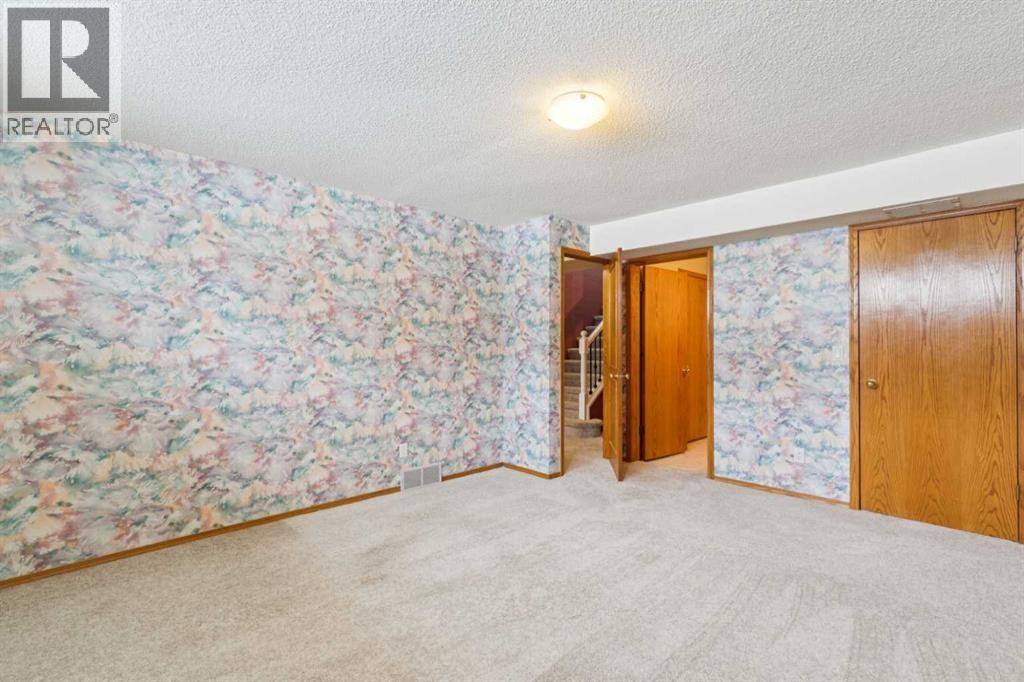 












33 Pump Hill Landing SW

,
Calgary,




Alberta
T2V5C1

