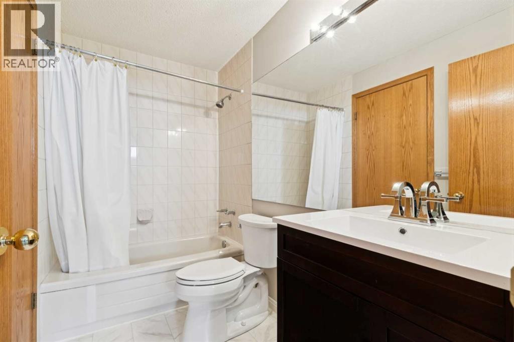 












33 Pump Hill Landing SW

,
Calgary,




Alberta
T2V5C1

