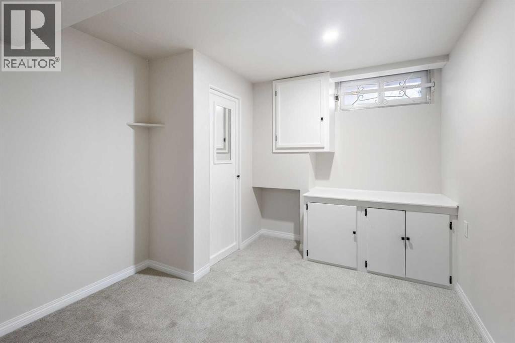 












811 Seattle Drive SW

,
Calgary,




Alberta
T2W0M9

