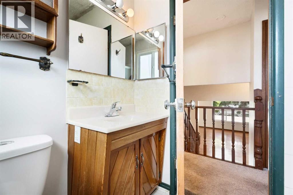 












77 Winslow Crescent SW

,
Calgary,




Alberta
T3C2R3

