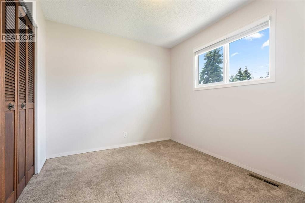 












77 Winslow Crescent SW

,
Calgary,




Alberta
T3C2R3

