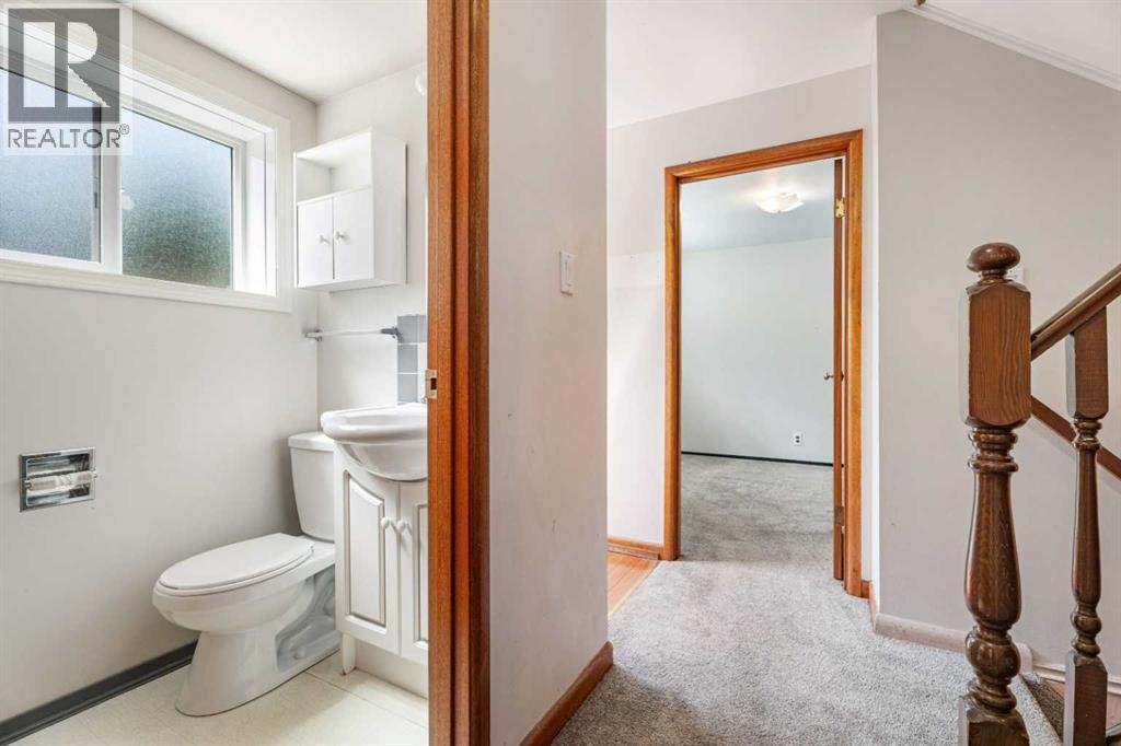 












77 Winslow Crescent SW

,
Calgary,




Alberta
T3C2R3


