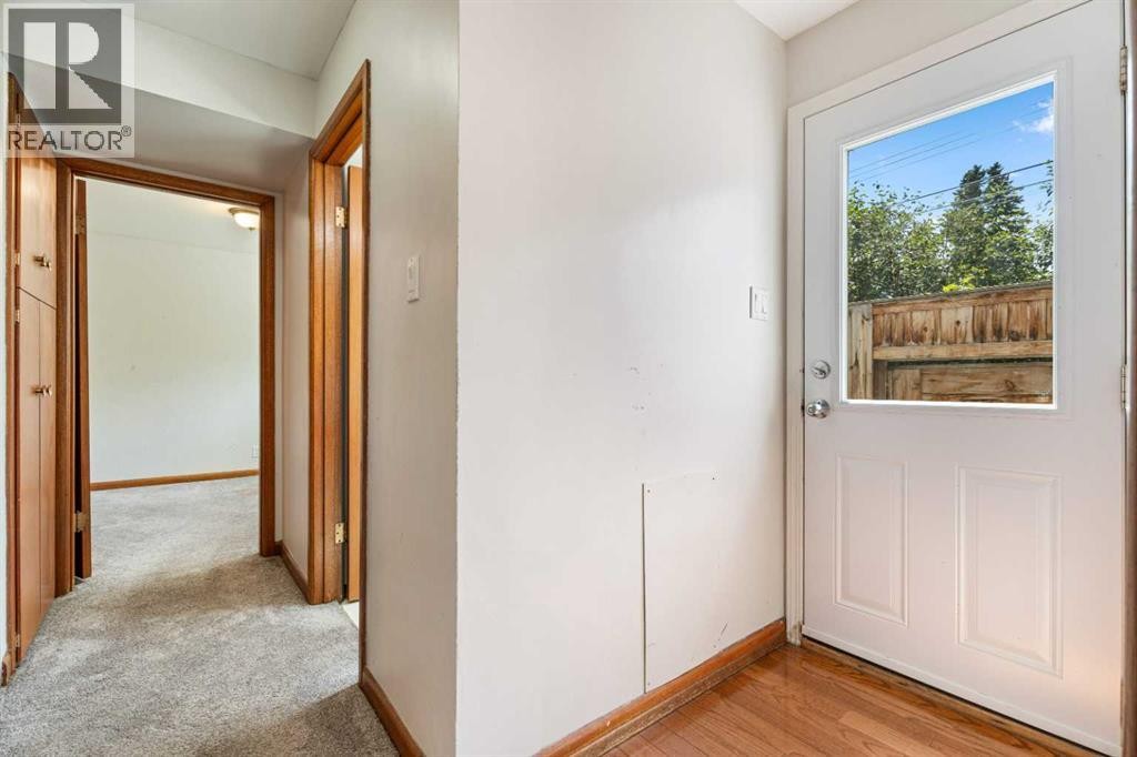 












77 Winslow Crescent SW

,
Calgary,




Alberta
T3C2R3

