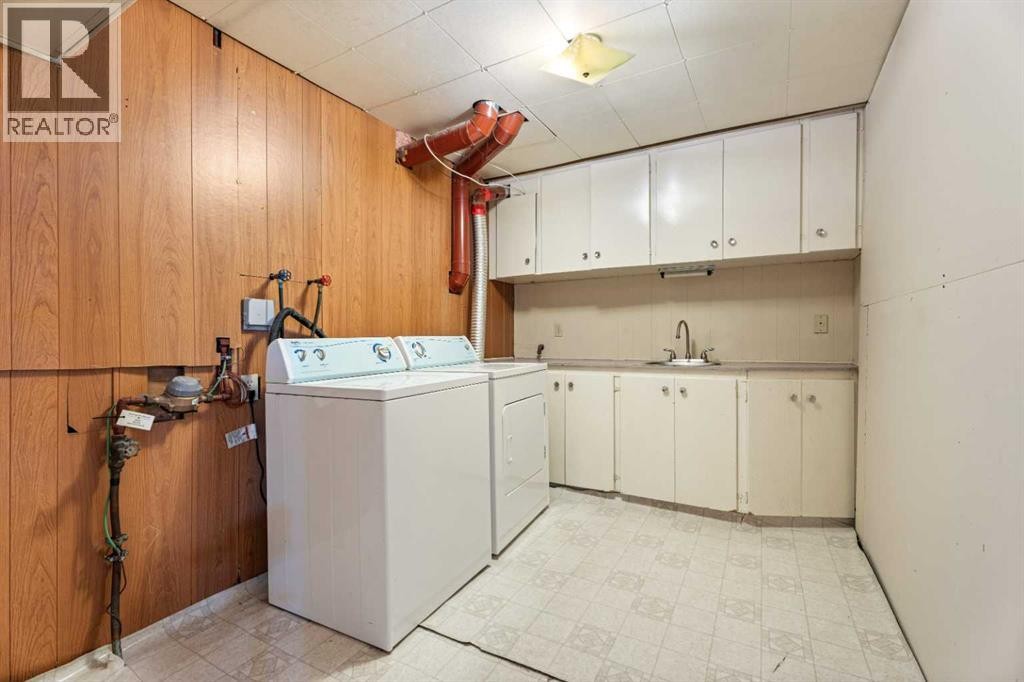 












77 Winslow Crescent SW

,
Calgary,




Alberta
T3C2R3

