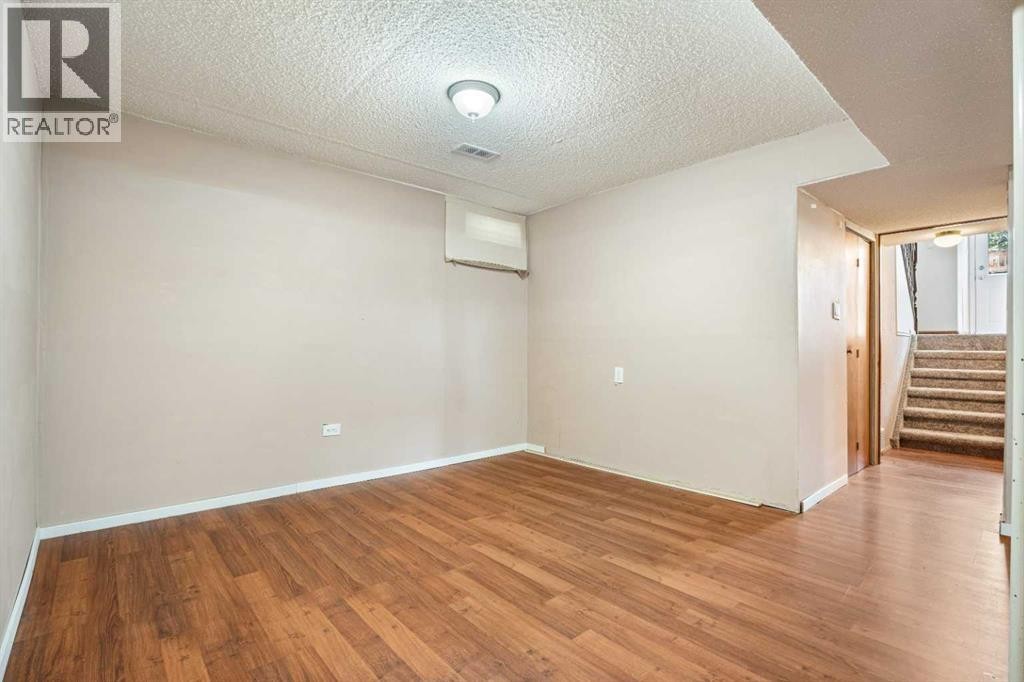 












77 Winslow Crescent SW

,
Calgary,




Alberta
T3C2R3

