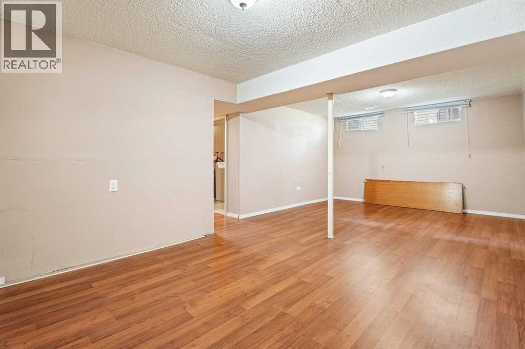 












77 Winslow Crescent SW

,
Calgary,




Alberta
T3C2R3

