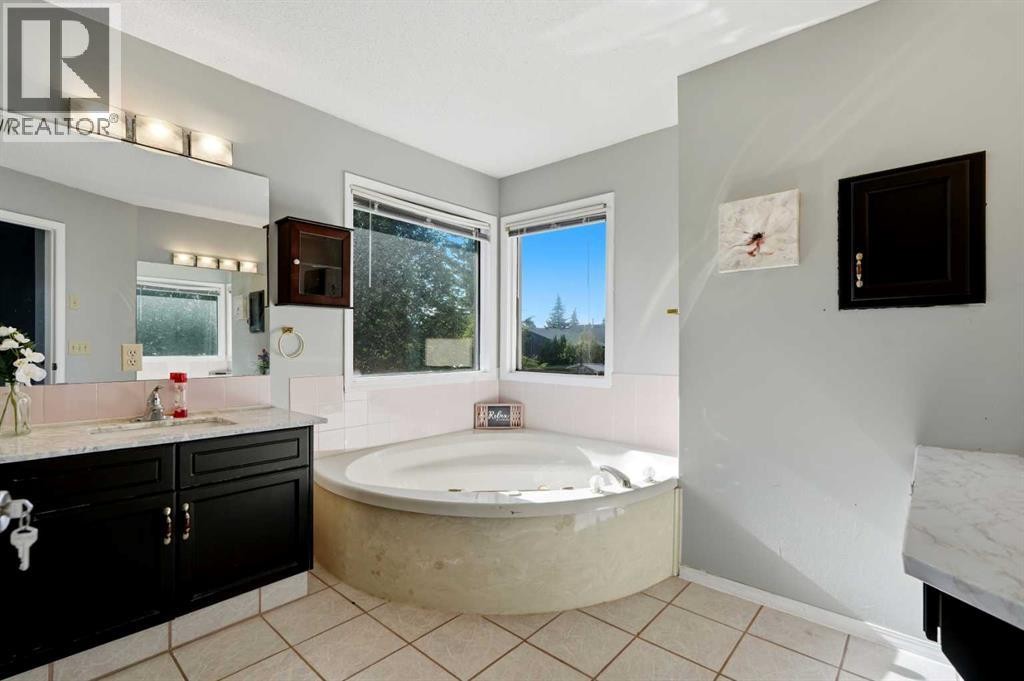 












175 Shannon Circle SW

,
Calgary,




Alberta
T2Y2L1


